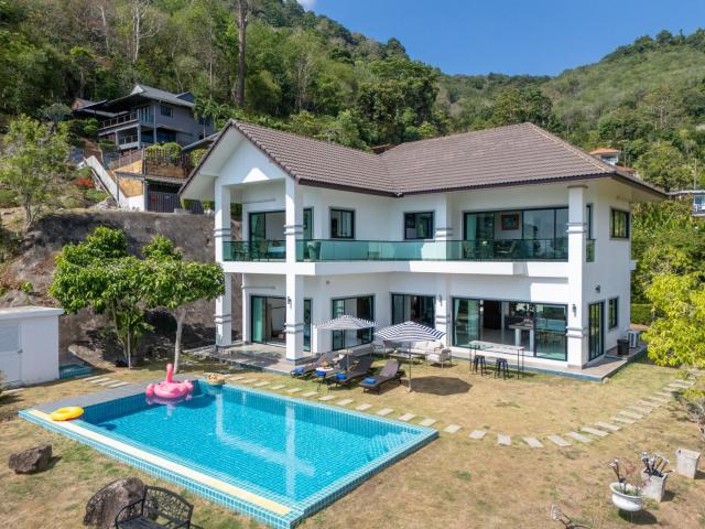 4-Bedroom Panoramic Sea View Villa Pool, Airport Pick-Up Service, Maid Cleaning, Near Karon Beach