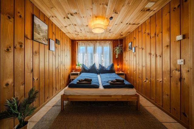 Alpine Hideaway near Brienz with Hot Tub & Parking