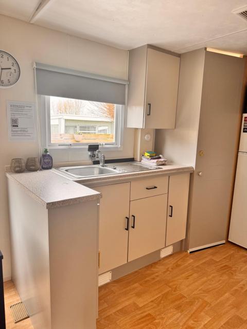 Modern Chalet nabij Ijsselmeer met mooi buitenzwembad op sfeervolle camping