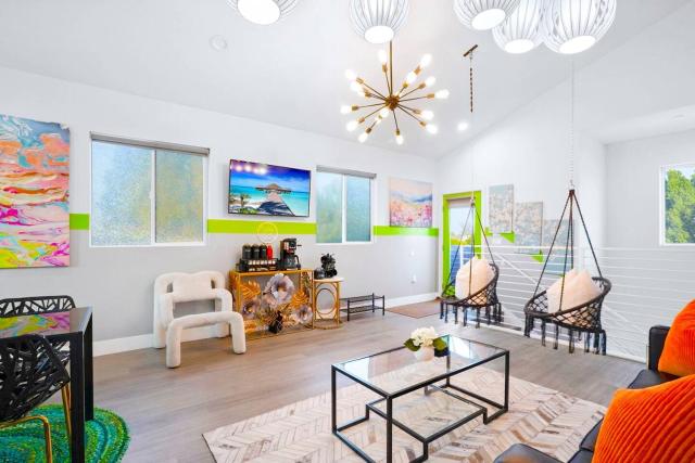 A - 3BR NoHo Pad with Patio - Sleeps 12 - Free Parking - 15m to Universal - FIFA World Cup SoFi