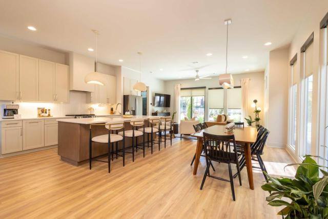 Luxury 4BR Villa Pool Sauna and Firepit Near 5 Points