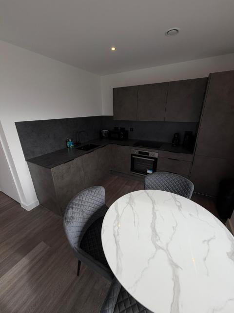 Spacious 2 Bedroom Apartment with Balcony near MediaCity UK