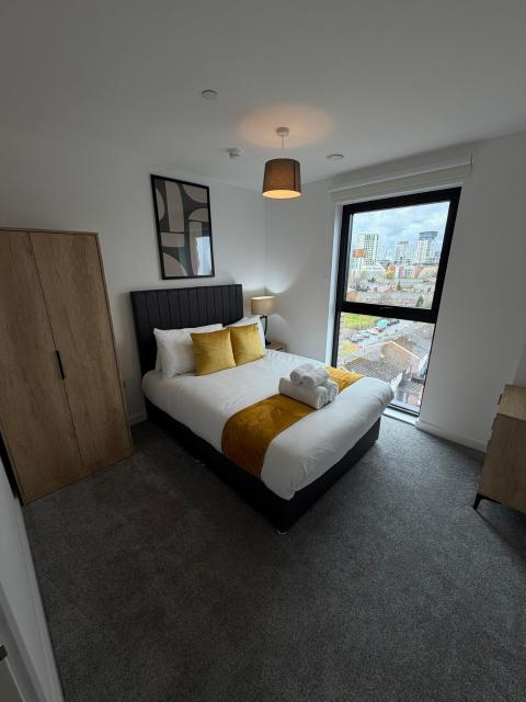Spacious 2 Bedroom Apartment with Balcony near MediaCity UK