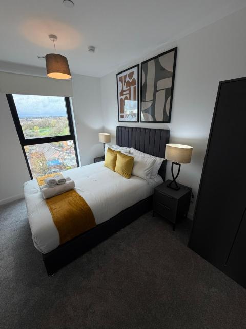 Spacious 2 Bedroom Apartment with Balcony near MediaCity UK