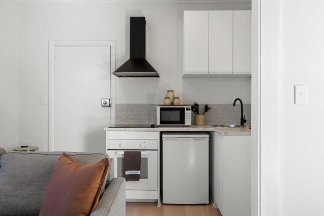 Fleur at Lotus – Chic Boho Flat Near Glenelg & CBD