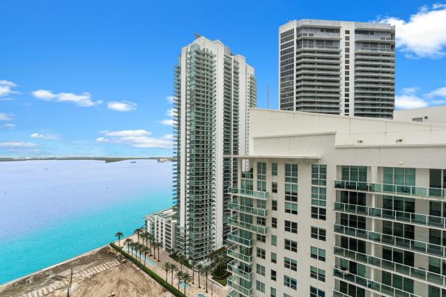 Free Parking! Condo with a Perfect Location in Brickell