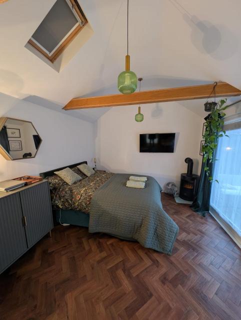 Stylish central Horsham residence with parking and hot tub