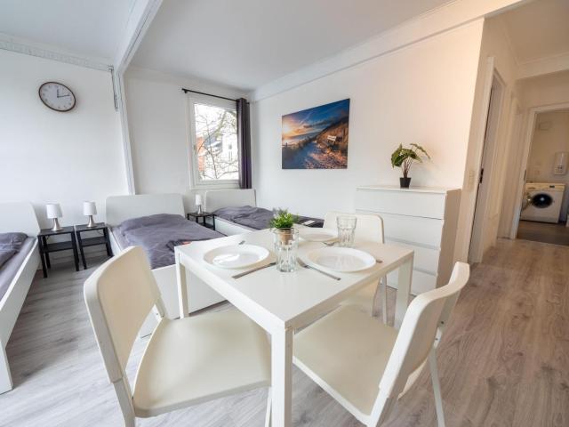 Monteurwohnung für 5 Personen mit Balkon & Küche – Ahrensburg Nähe Hamburg