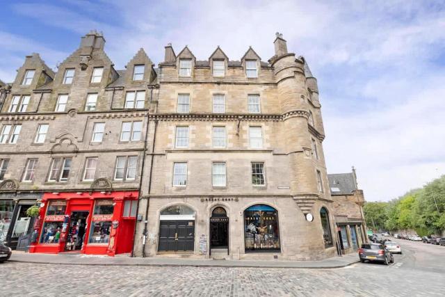 1 Bed in the heart of Grassmarket with Castle Views