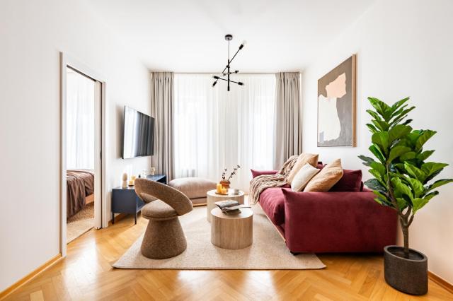 Prague Days - Spacious 3BDR Apartment with Workspace, AC in New Town