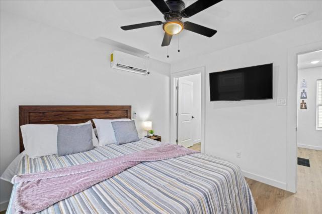 Apt Near Downtown- WiFi TVs- Games- Pets - V3