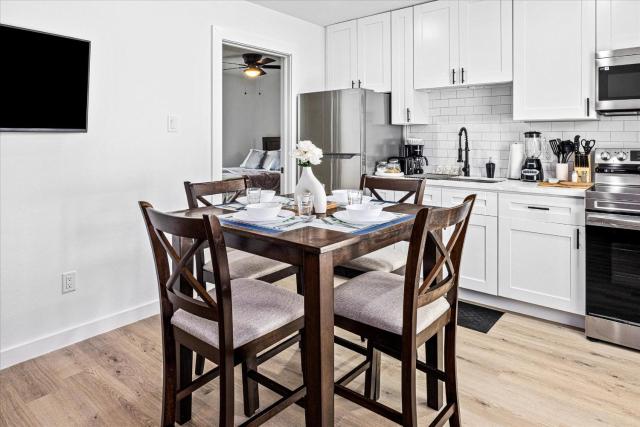 Apt Near Downtown- WiFi TVs- Games- Pets - V3