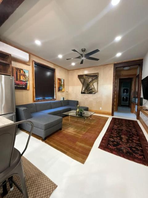 Beautifully Chic, Spacious, WiFi, Near Pullman Yds