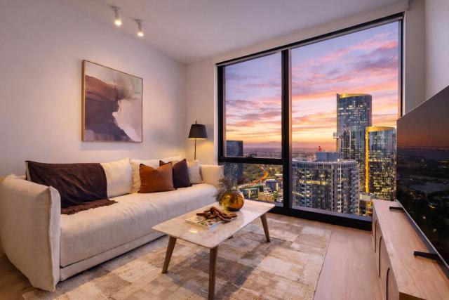 City Lights & Designer Comfort w Pool, Gym, Sauna
