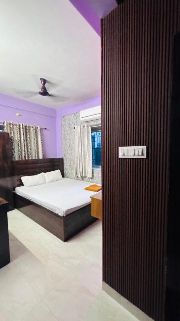 Garden Guest House 250m from VFS Global & Rene Tower , acropolis mall