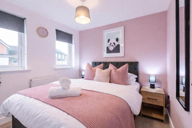 Stoke Contractor House with 7 Beds Parking TVs Every Room WiFi