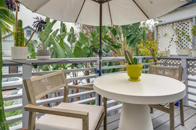 Walk to Venice Beach! Couple's Apt w/ Rooftop Deck