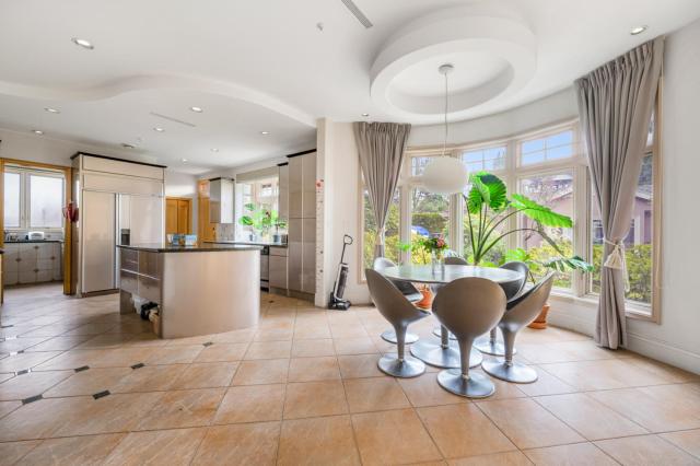 Easeful Room in Kerrisdale Near UBC and Transit