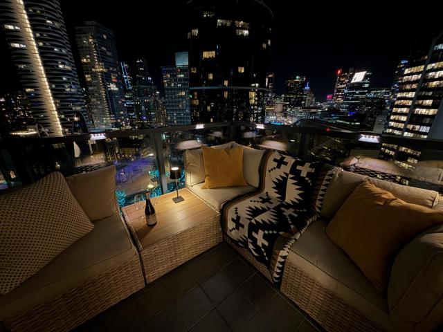 Luxe 2BR 2BA l City Mountain Views l Central Vancouver l Free Parking