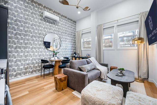 The McCaul by Casa Hotels - Cozy Queen Suite with Laundry in DT