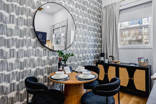The McCaul by Casa Hotels - Cozy Queen Suite with Laundry in DT