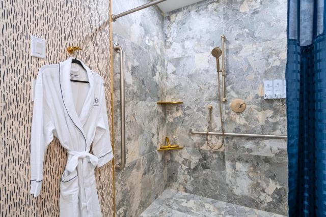 The McCaul by Casa Hotels - Newly Designed Group Suite Near FIFA