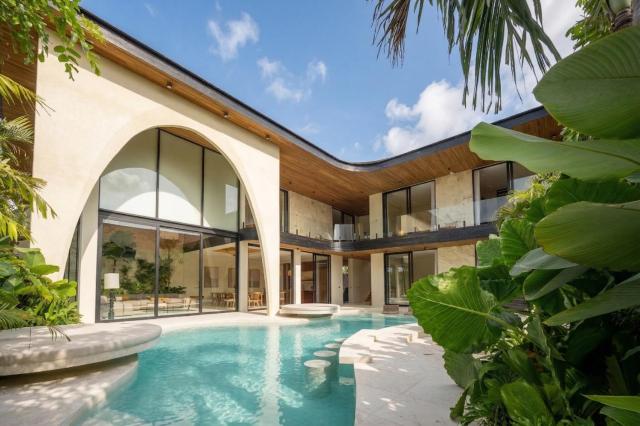 Seminyak 6BR Tropical villa with Huge curvy Pool