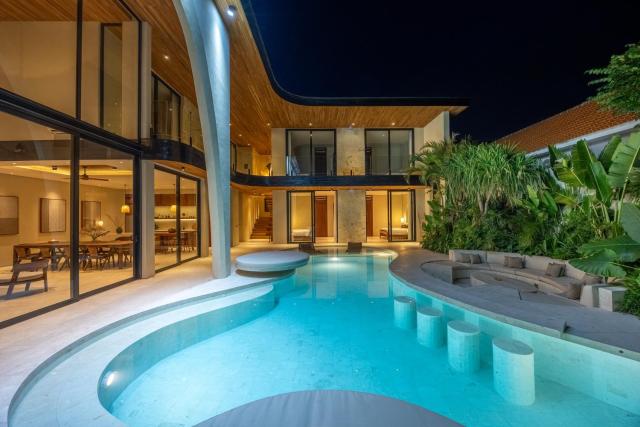 Seminyak 6BR Tropical villa with Huge curvy Pool