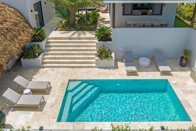 Moderne en luxe villa op Jan Sofat door CAYA