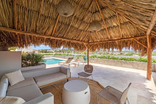 Moderne en luxe villa op Jan Sofat door CAYA
