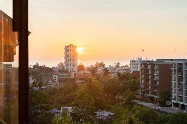 Villa Emerod - 3BR Seaview Villa with Rooftop Pool in Karon
