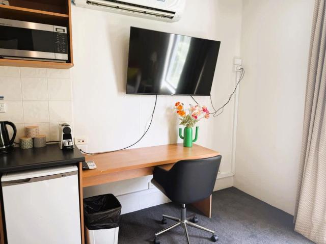 303 Cheerful City Central Crib Sleeps 2
