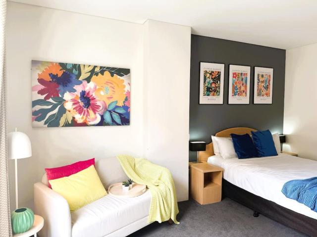 303 Cheerful City Central Crib Sleeps 2