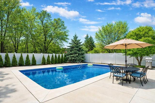 Lakewood Luxury - Pool - Hot Tub - Walk to Town - Family Friendly