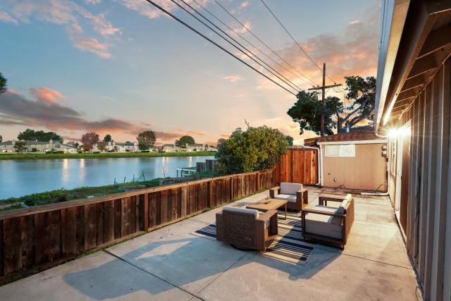 Lakefront 3 Bedroom Retreat with Beautiful Water Views