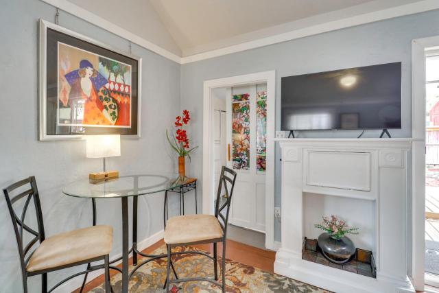 Walk to Downtown! ABQ Couple's Studio w/ Deck