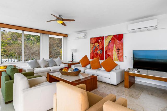 Elegant oceanview penthouse with private rooftop jacuzzi, pools & spa access
