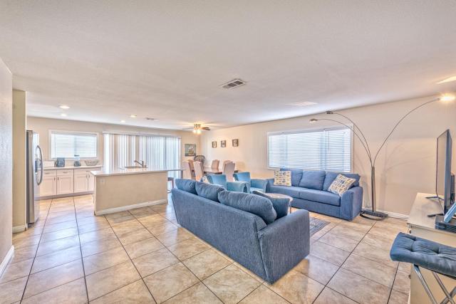 7 min from the strip with pool
