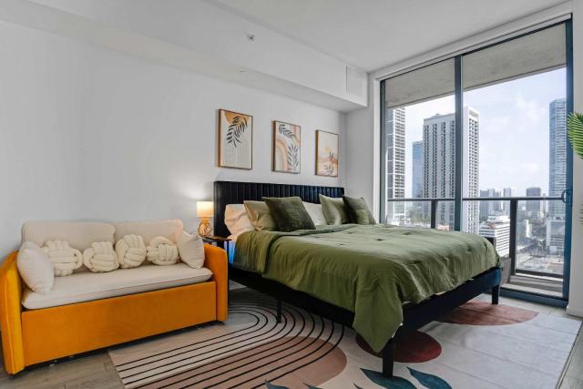 Downtown Miami 2BR Skyline Bay View Balcony Corner Suite LuxePad