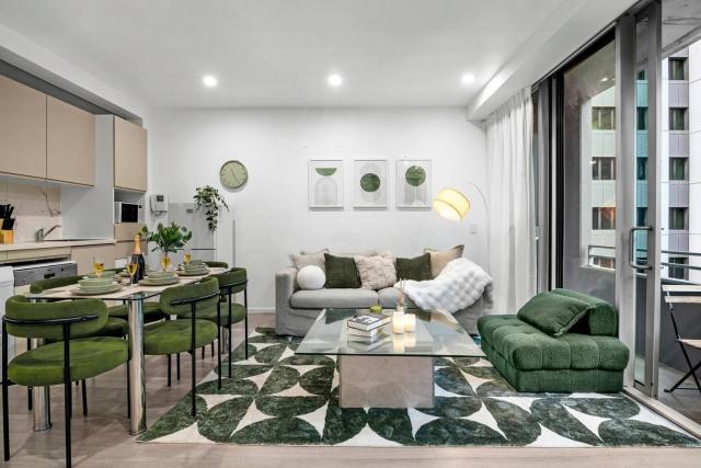 The Emerald | 3BR City Views | Pool + Gym