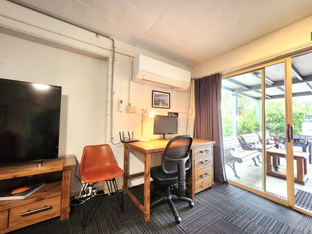 Spacious King Room 8 with Full Kitchen & Free Parking
