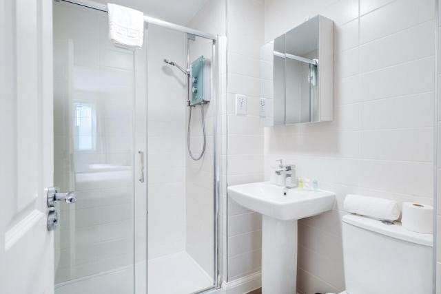 Large 5 Bedroom Townhouse w Netflix & Parking by Vista Stays Short Lets