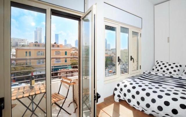 Urban TLV Apartment with Balcony & Hot Tub