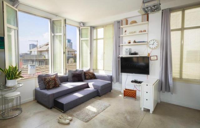 Urban TLV Apartment with Balcony & Hot Tub