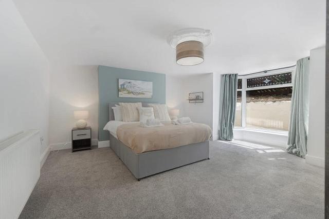 Spacious! 6BR in Beach Road