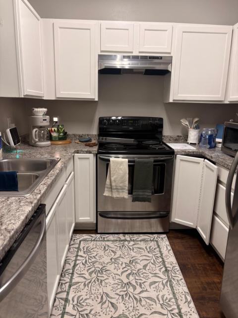 Stylish and Comfy Getaway Near Airport with a Car