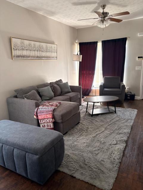 Stylish and Comfy Getaway Near Airport with a Car