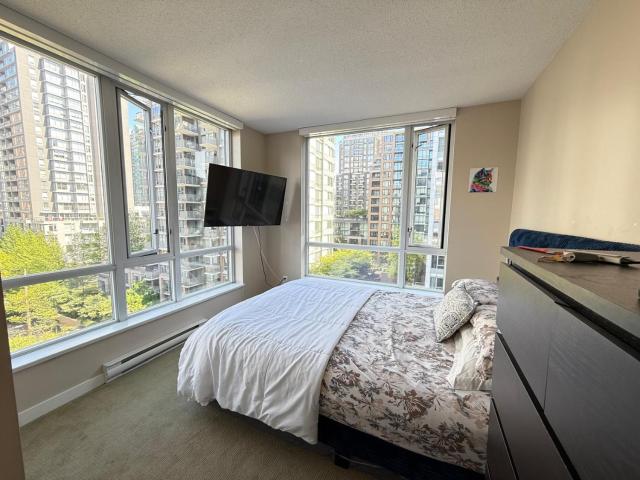 Private room Vancouver Downtown with city views with shared bathroom