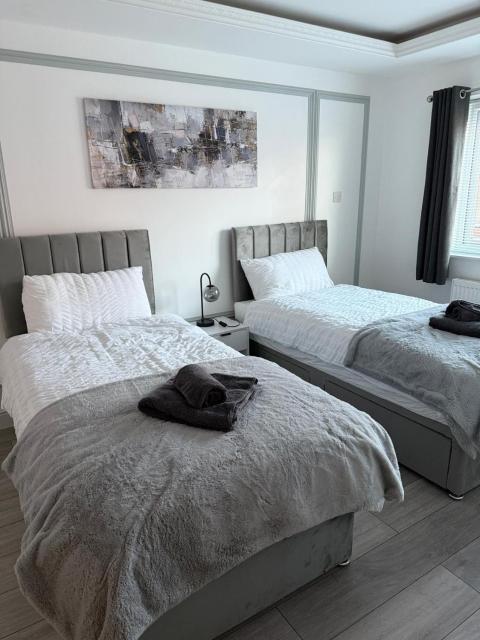 Modern home near city centre, Etihad Co-op live
