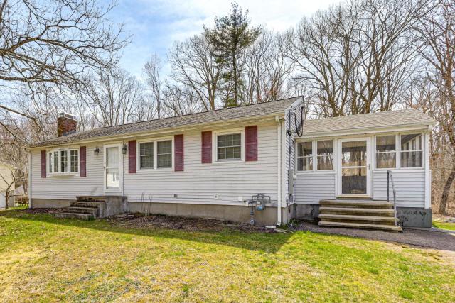 Walk to Shops & Eats! Attleboro Basecamp